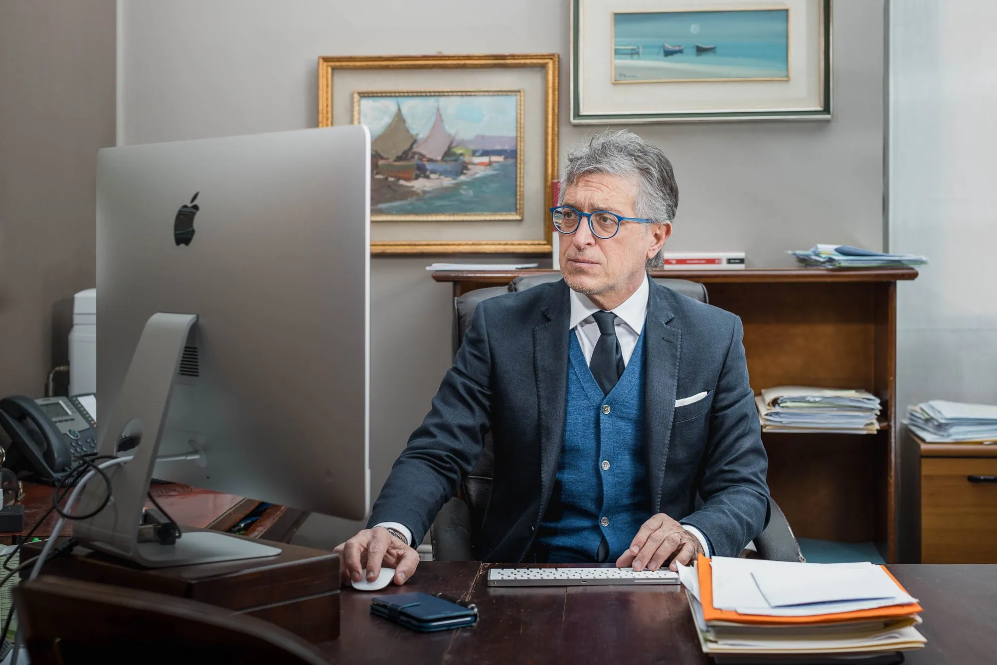 L'avvocato Alicicco al lavoro nel suo ufficio