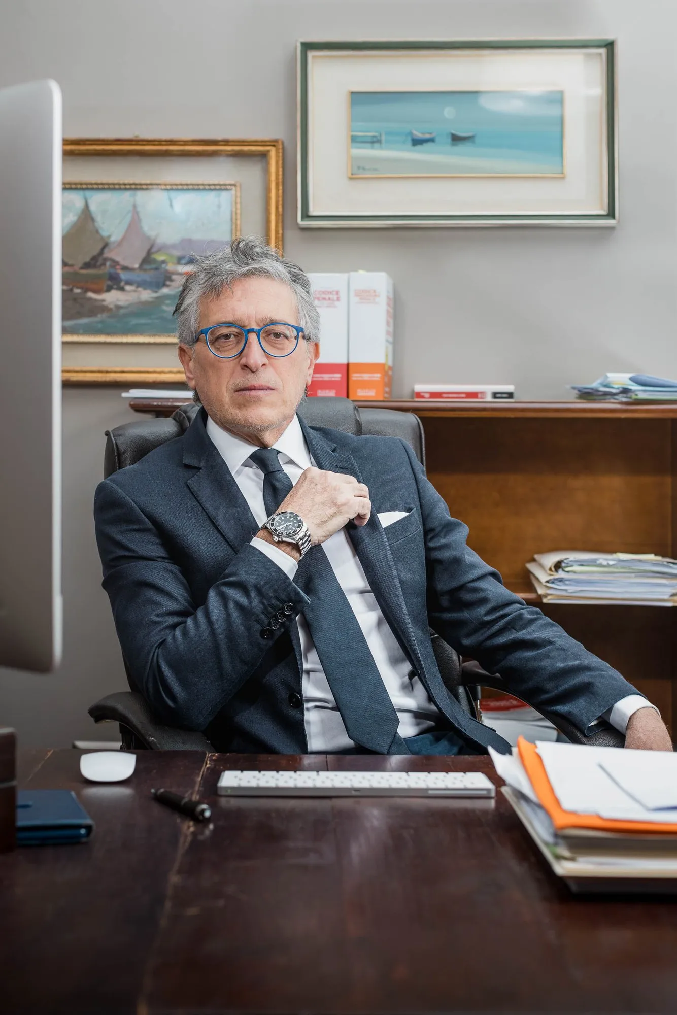 L'avvocato Daniele Carlo Alicicco alla sua scrivania, nello studio di Sassari